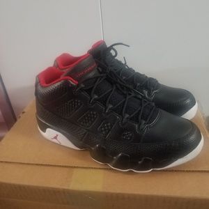 AI R Jordan's retro black and red